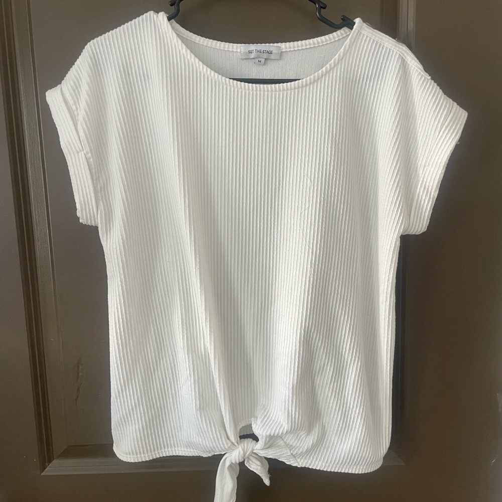 Set the Stage White Tie-Front Ribbed shirt with Buttons on Shoulder Size Medium